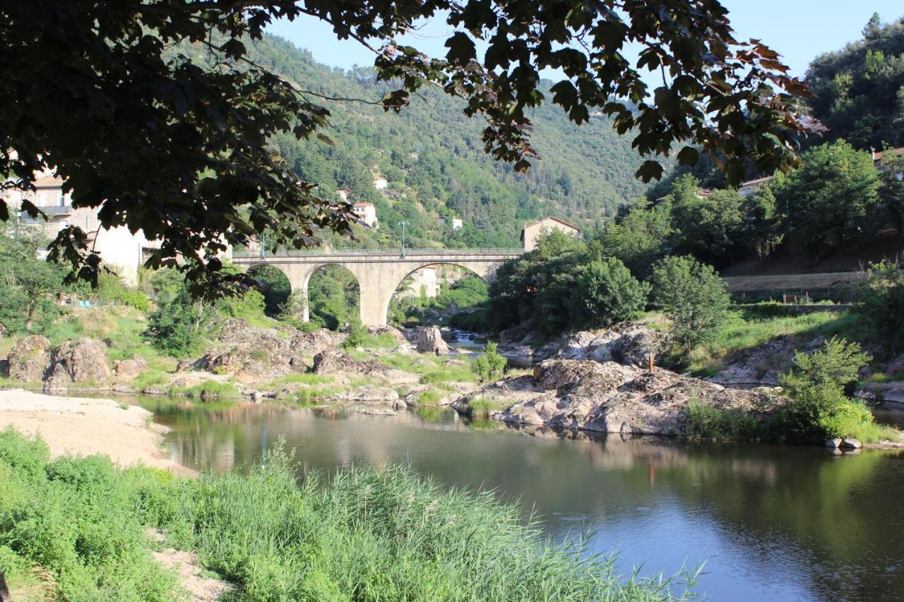 La Riveraine Et Les Bicyclettes Saint-Sauveur-de-Montagut Exteriör bild